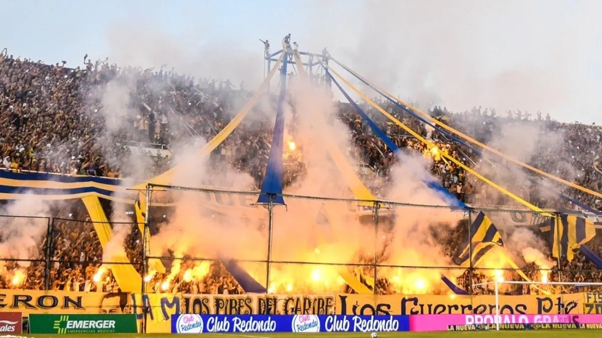 Es de Funes, fue al clásico y terminó quemada por una bomba de estruendo